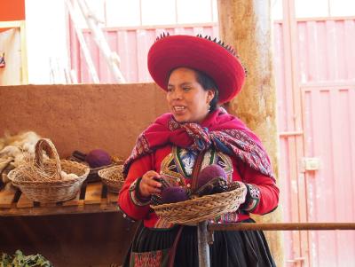 Woman explaining the the different plants used to dye the wool
